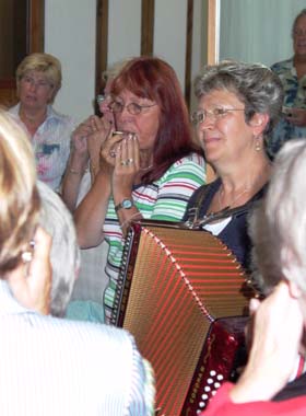 Gertrud im Kreis ihre Hasen.