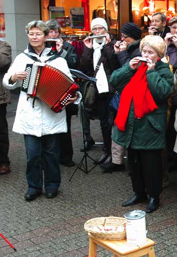 Gertrud Kurth (mit de Quetsch), unsere musikalische Leiterin