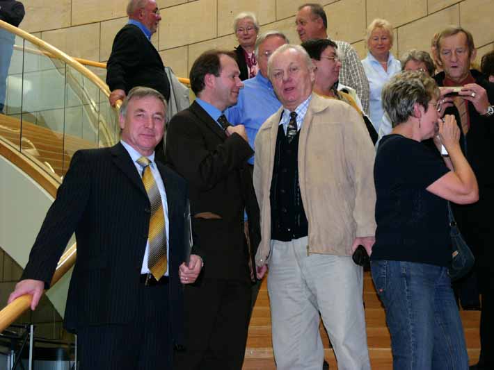 Links MdL Clemens Pick. In der Mitte mit heller Jacke: Bruno Grobelny, der Organisator der Landtagsvisite