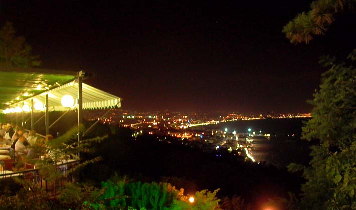 Blick auf Gabicce Mare vom Monte bei Nacht.