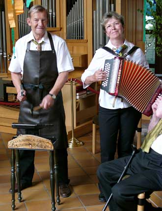 Am Amboß Hans Kamrad. Rechts die musikalische Leiterin von Harmonica Sound: Gertrud Kurth