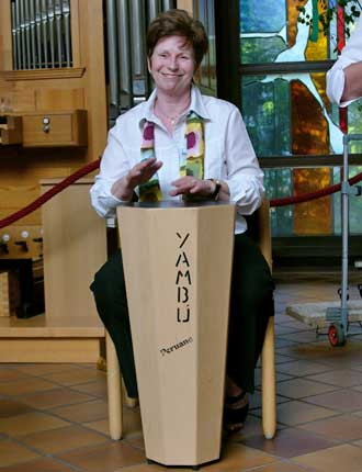 Marlies Janus mit Rhythmusinstrument, mit Begeisterung bei der Sache