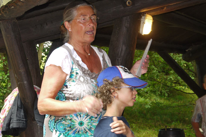 Agi Hüllbrok begrueßt die HaSEn HaSE Grillfest2012